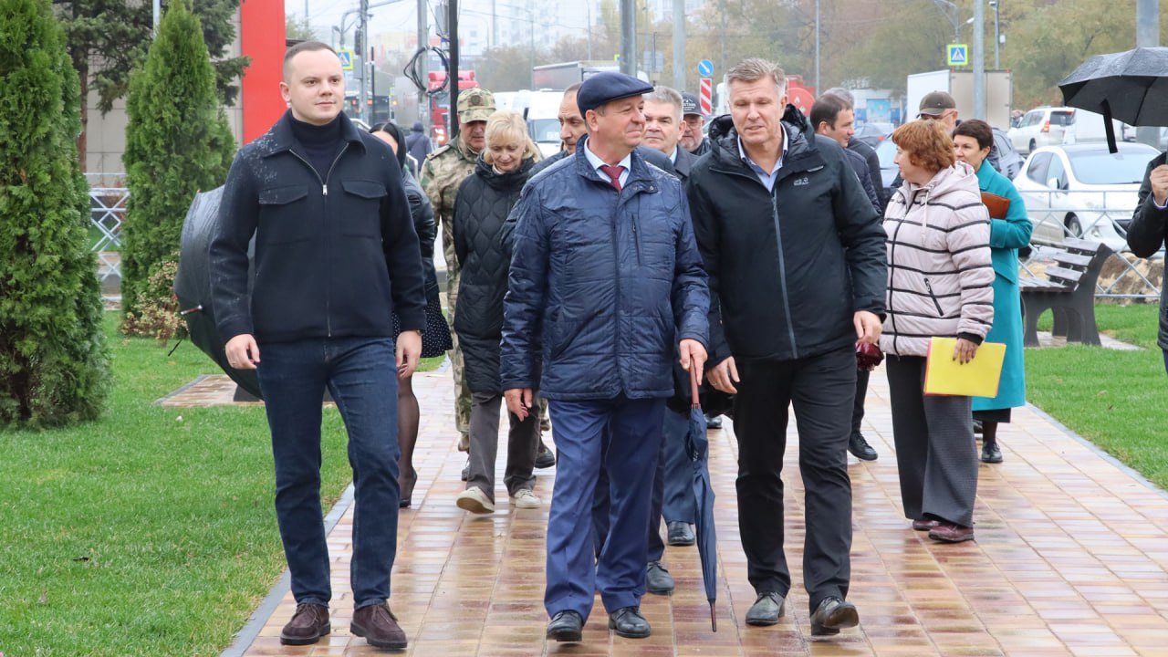 На завершающей стадии находится благоустройство сквера около здания ЗАГС в Советском районе Волгограда На завершающей стадии находится благоустройство сквера около здания ЗАГС в Советском районе Волгограда