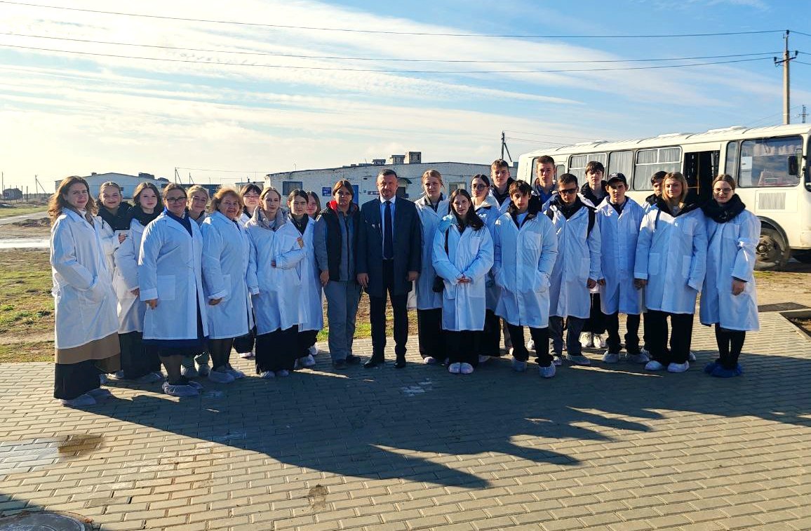 Учащиеся Бурковской средней школы в рамках образовательного проекта «Агрокласс» посетили одно из ведущих сельскохозяйственных предприятий Волгоградской области Учащиеся Бурковской средней школы в рамках образовательного проекта «Агрокласс» посетили одно из ведущих сельскохозяйственных предприятий Волгоградской области
