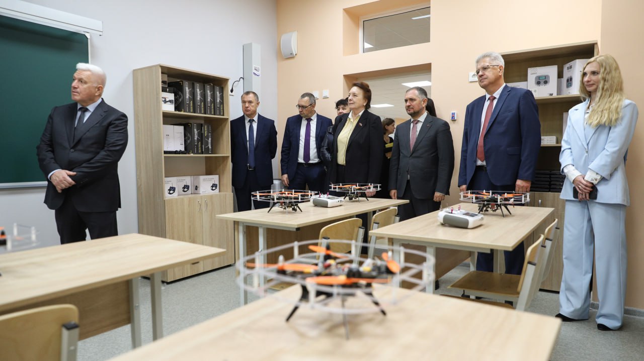 Средняя школа №121, расположенная на ул. Академика Бардина, распахнула свои двери для учащихся 1 сентября – ее появление позволило существенно повысить доступность образования для детей поселка ГЭС Средняя школа №121, расположенная на ул. Академика Бардина, распахнула свои двери для учащихся 1 сентября – ее появление позволило существенно повысить доступность образования для детей поселка ГЭС