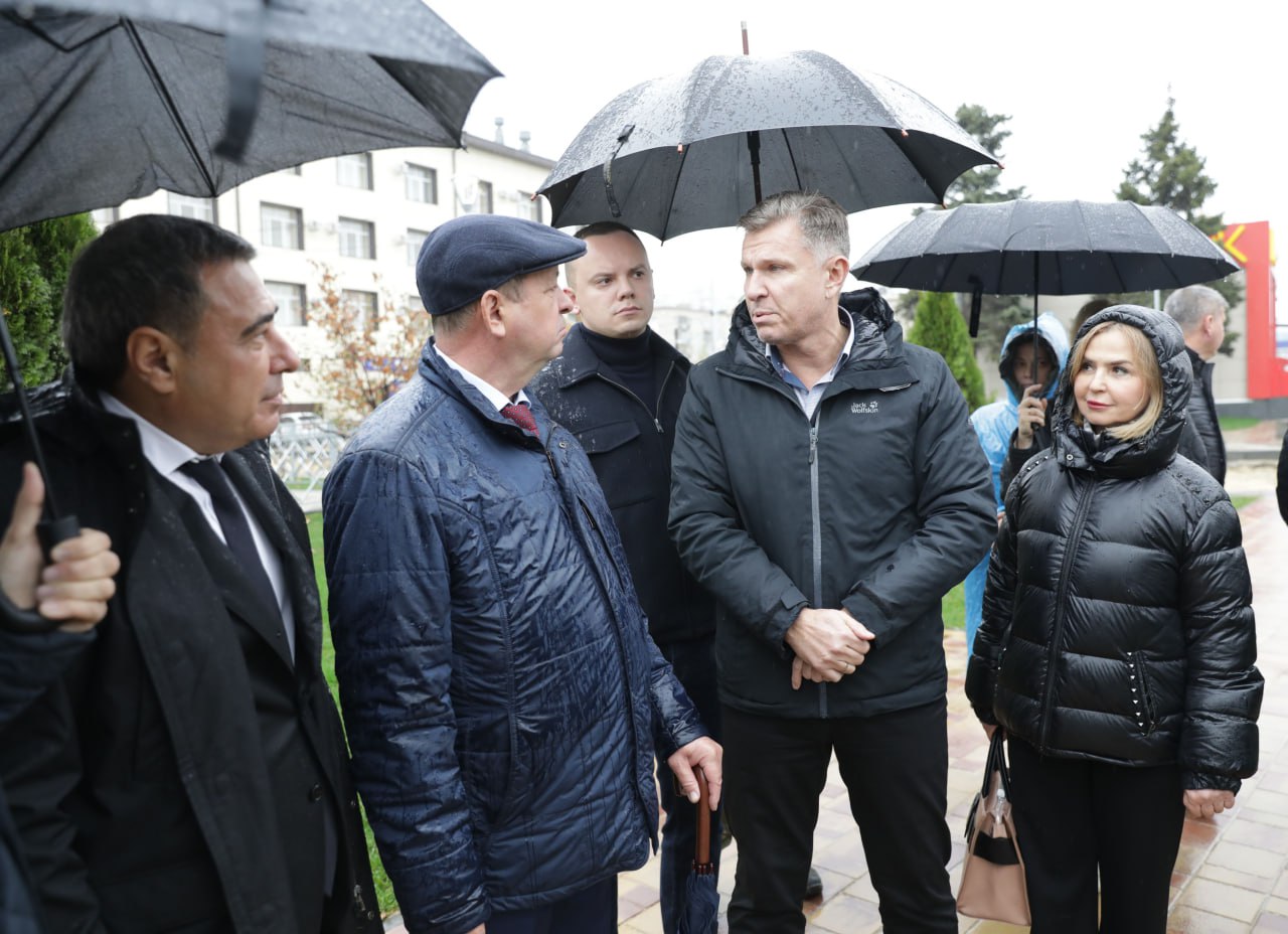 Пешеходная зона, островки для отдыха, малые архитектурные формы, зеленые насаждения и удобные спуски для маломобильных граждан - благоустройство общественной территории, прилегающей к ЗАГСу Советского района Волгограда... Пешеходная зона, островки для отдыха, малые архитектурные формы, зеленые насаждения и удобные спуски для маломобильных граждан - благоустройство общественной территории, прилегающей к ЗАГСу Советского района Волгограда...