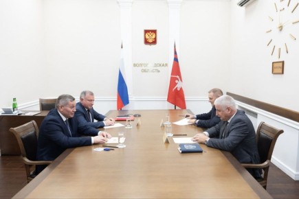 Губернатор Волгоградской области провел встречу с председателем ДОСААФ России Денисом Добряковым