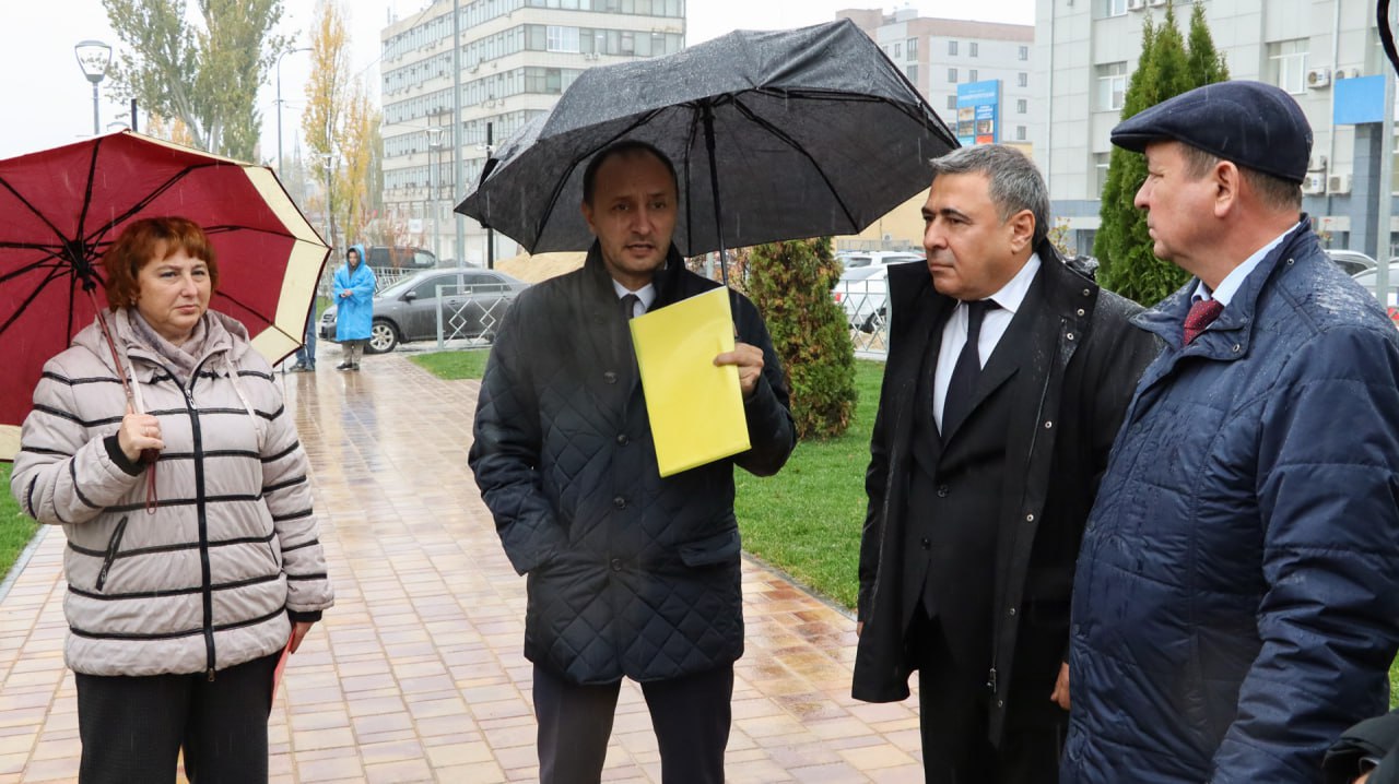 На завершающей стадии находится благоустройство сквера около здания ЗАГС в Советском районе Волгограда На завершающей стадии находится благоустройство сквера около здания ЗАГС в Советском районе Волгограда