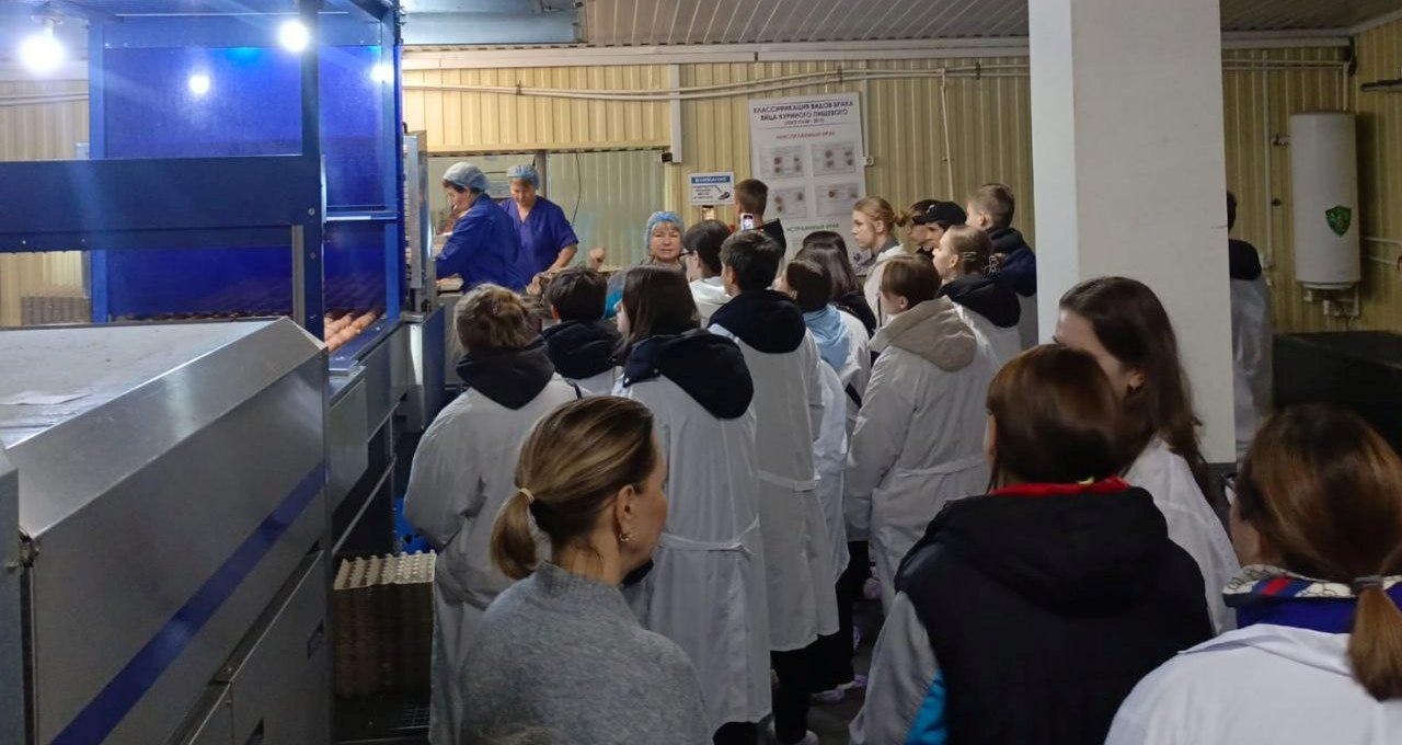 Учащиеся Бурковской средней школы в рамках образовательного проекта «Агрокласс» посетили одно из ведущих сельскохозяйственных предприятий Волгоградской области Учащиеся Бурковской средней школы в рамках образовательного проекта «Агрокласс» посетили одно из ведущих сельскохозяйственных предприятий Волгоградской области