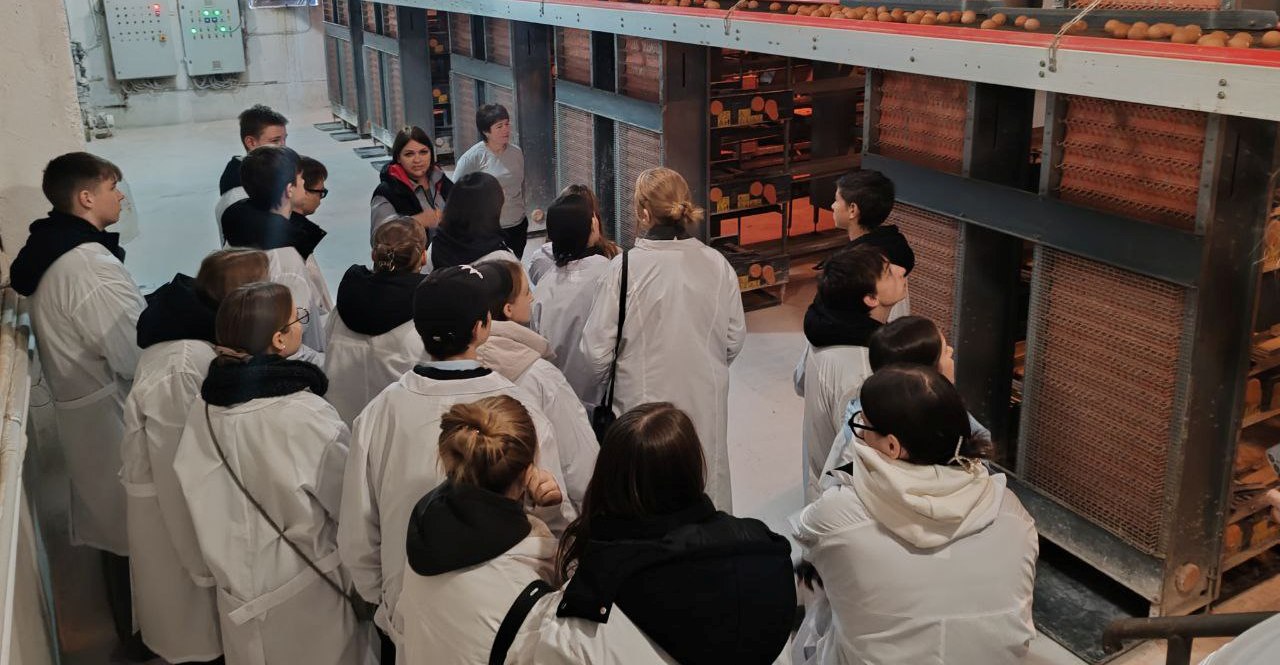 Учащиеся Бурковской средней школы в рамках образовательного проекта «Агрокласс» посетили одно из ведущих сельскохозяйственных предприятий Волгоградской области Учащиеся Бурковской средней школы в рамках образовательного проекта «Агрокласс» посетили одно из ведущих сельскохозяйственных предприятий Волгоградской области