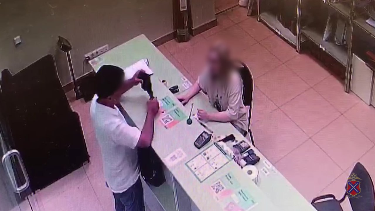 Жителя Ростова задержали за соучастие в обмане 85-летней пенсионерки из Волжского