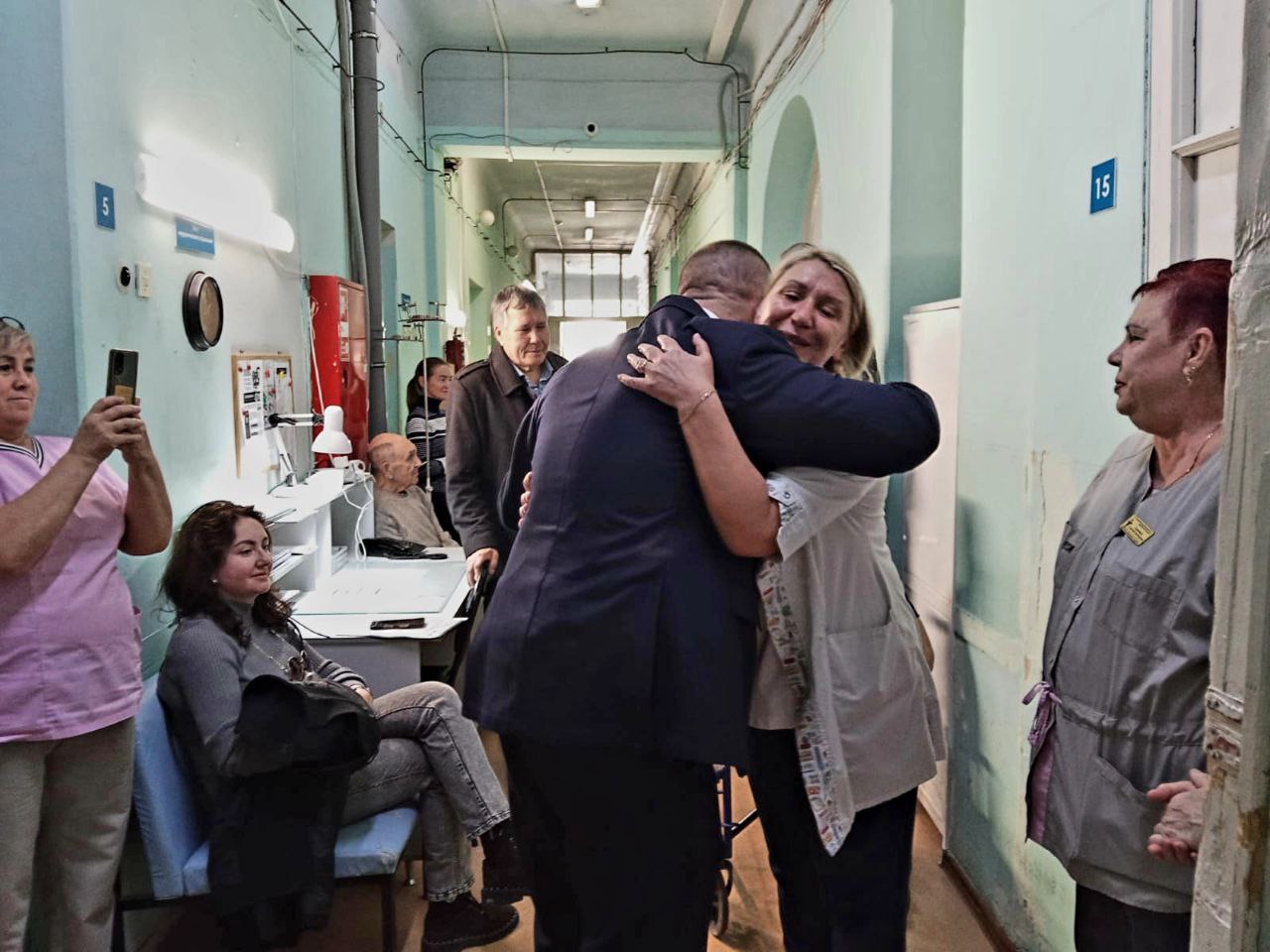 Депутат гордумы Алексей Васютенко вместе с руководителем АНО "Благо" Равилем Тазетдиновым посетили наших ребят- военнослужащих, проходящих лечение в хирургическом отделении одной из клинических больниц Волгограда