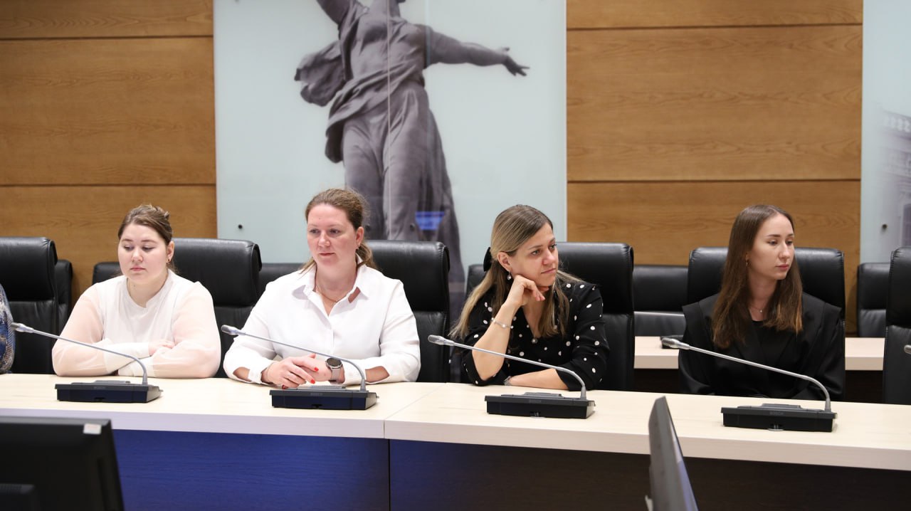 Сегодня с ознакомительной экскурсией в областной Думе побывали учителя информатики Тракторозаводского района Волгограда Сегодня с ознакомительной экскурсией в областной Думе побывали учителя информатики Тракторозаводского района Волгограда