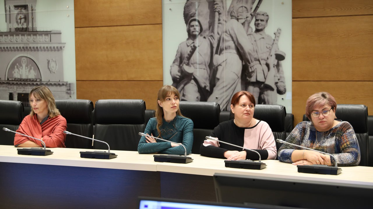 Сегодня с ознакомительной экскурсией в областной Думе побывали учителя информатики Тракторозаводского района Волгограда Сегодня с ознакомительной экскурсией в областной Думе побывали учителя информатики Тракторозаводского района Волгограда