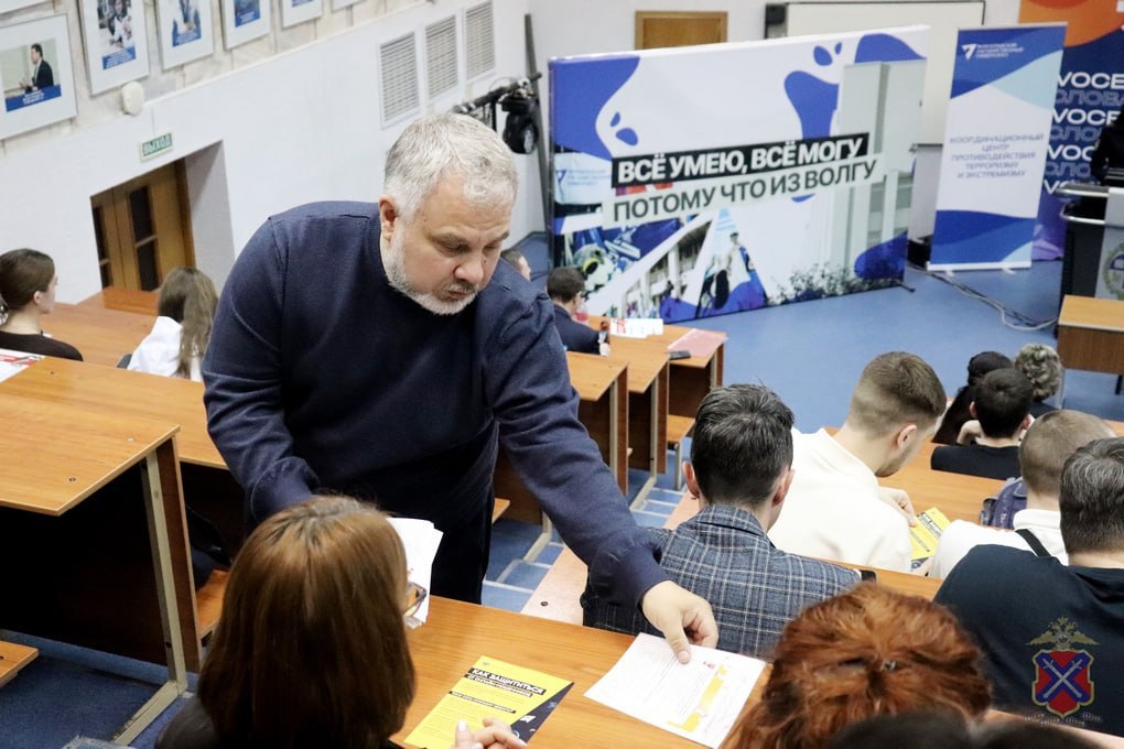 Полицейские продолжают проведение мероприятий в рамках Всероссийской акции «Школа информационной безопасности» Полицейские продолжают проведение мероприятий в рамках Всероссийской акции «Школа информационной безопасности»