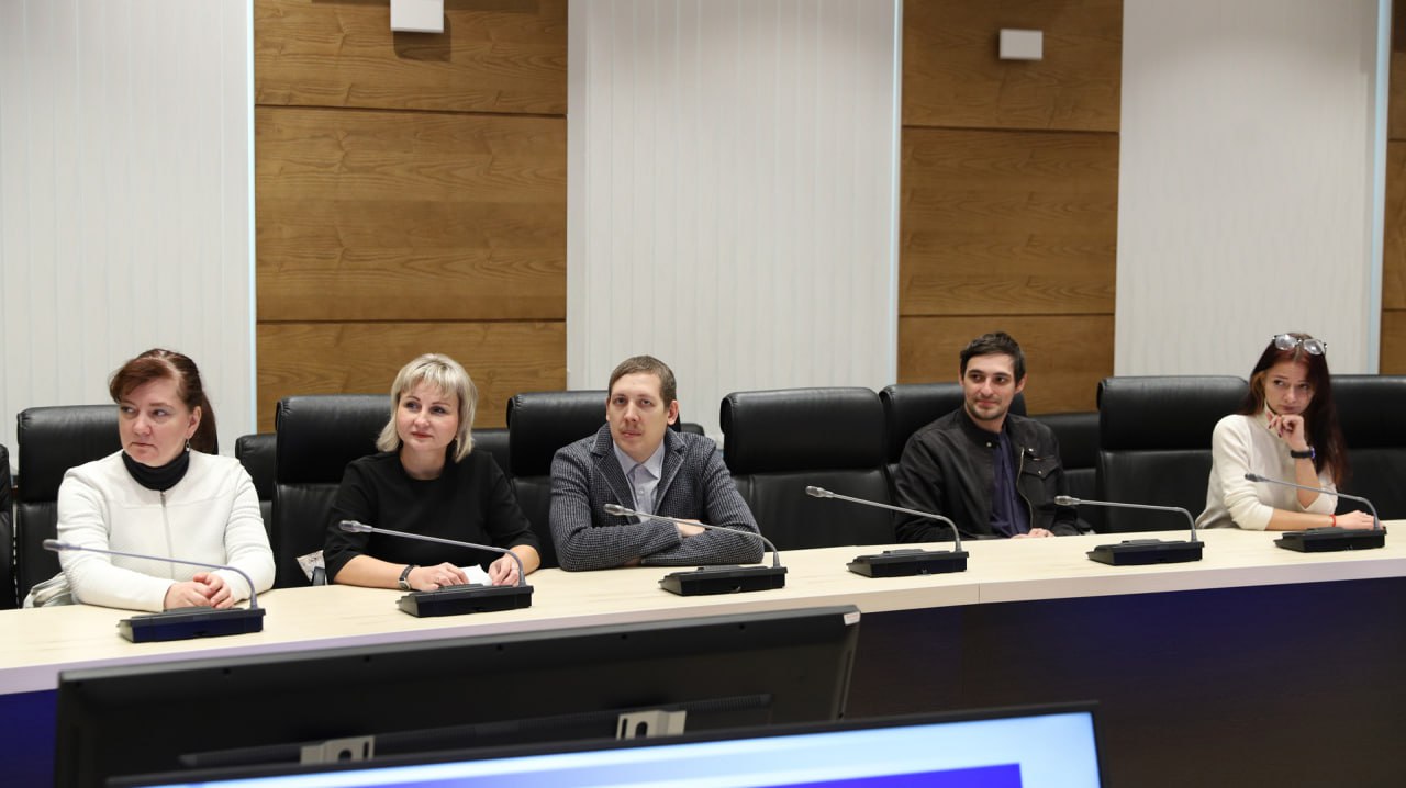 Сегодня с ознакомительной экскурсией в областной Думе побывали учителя информатики Тракторозаводского района Волгограда Сегодня с ознакомительной экскурсией в областной Думе побывали учителя информатики Тракторозаводского района Волгограда