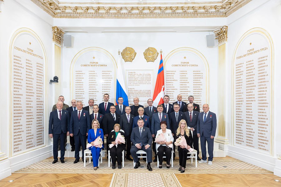 Андрей Бочаров вручил государственные награды жителям Волгоградской области