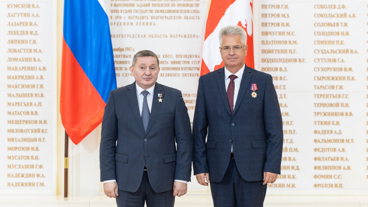 Андрей Бочаров вручил государственные награды жителям Волгоградской области Андрей Бочаров вручил государственные награды жителям Волгоградской области