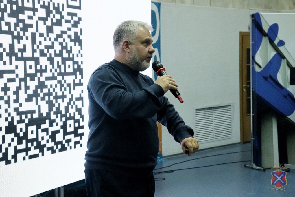 Полицейские продолжают проведение мероприятий в рамках Всероссийской акции «Школа информационной безопасности» Полицейские продолжают проведение мероприятий в рамках Всероссийской акции «Школа информационной безопасности»