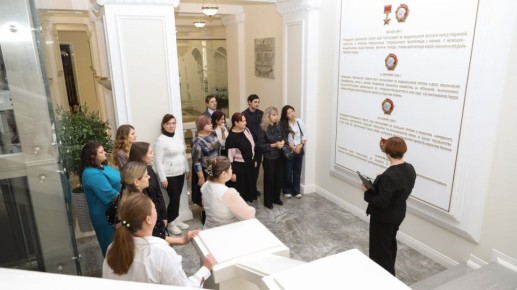 Сегодня с ознакомительной экскурсией в областной Думе побывали учителя информатики Тракторозаводского района Волгограда