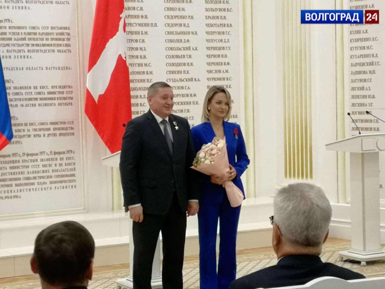 Андрей Бочаров вручил медаль ордена «За заслуги перед Отечеством» II степени заместителю директора ГТРК «Волгоград-ТРВ» Надежде Кулешовой