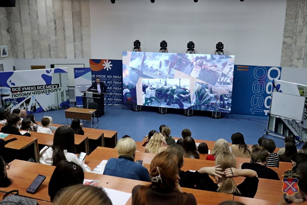 Полицейские продолжают проведение мероприятий в рамках Всероссийской акции «Школа информационной безопасности» Полицейские продолжают проведение мероприятий в рамках Всероссийской акции «Школа информационной безопасности»