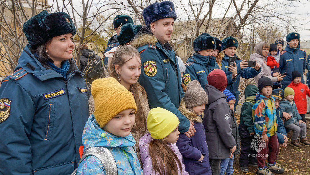 Сотрудники МЧС России оказали волонтерскую помощь приюту для животных Сотрудники МЧС России оказали волонтерскую помощь приюту для животных