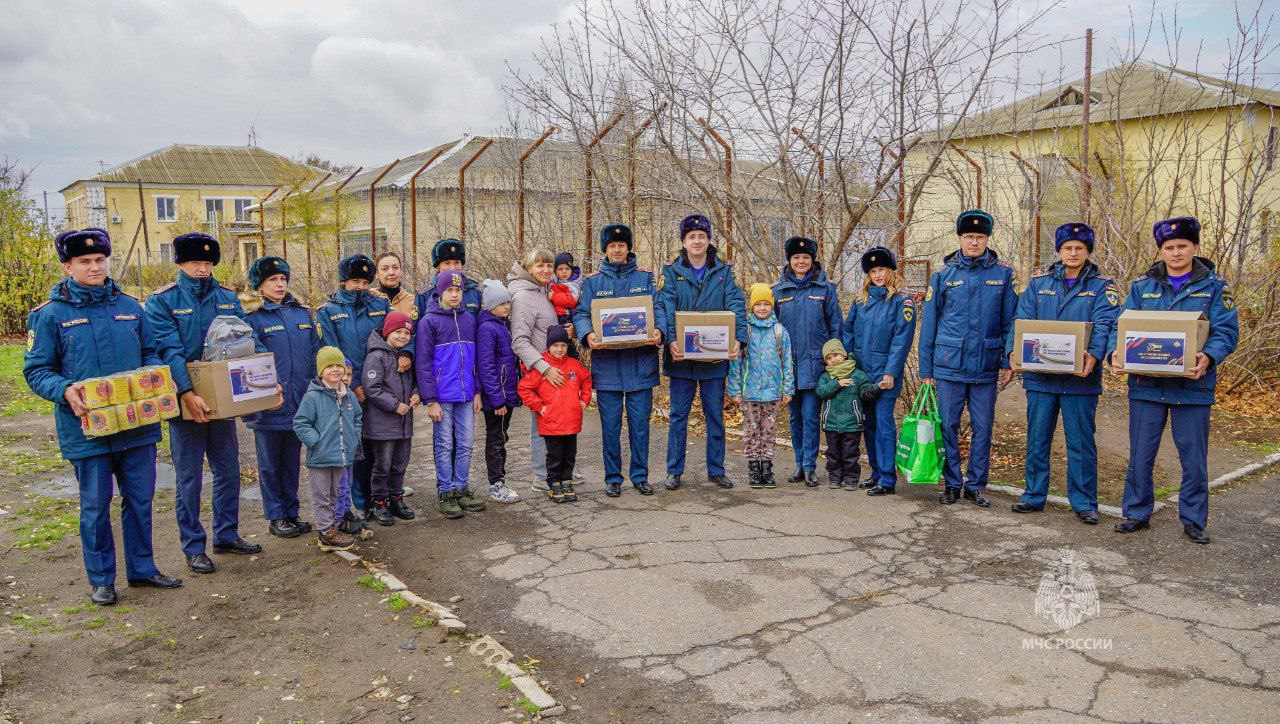 Сотрудники МЧС России оказали волонтерскую помощь приюту для животных