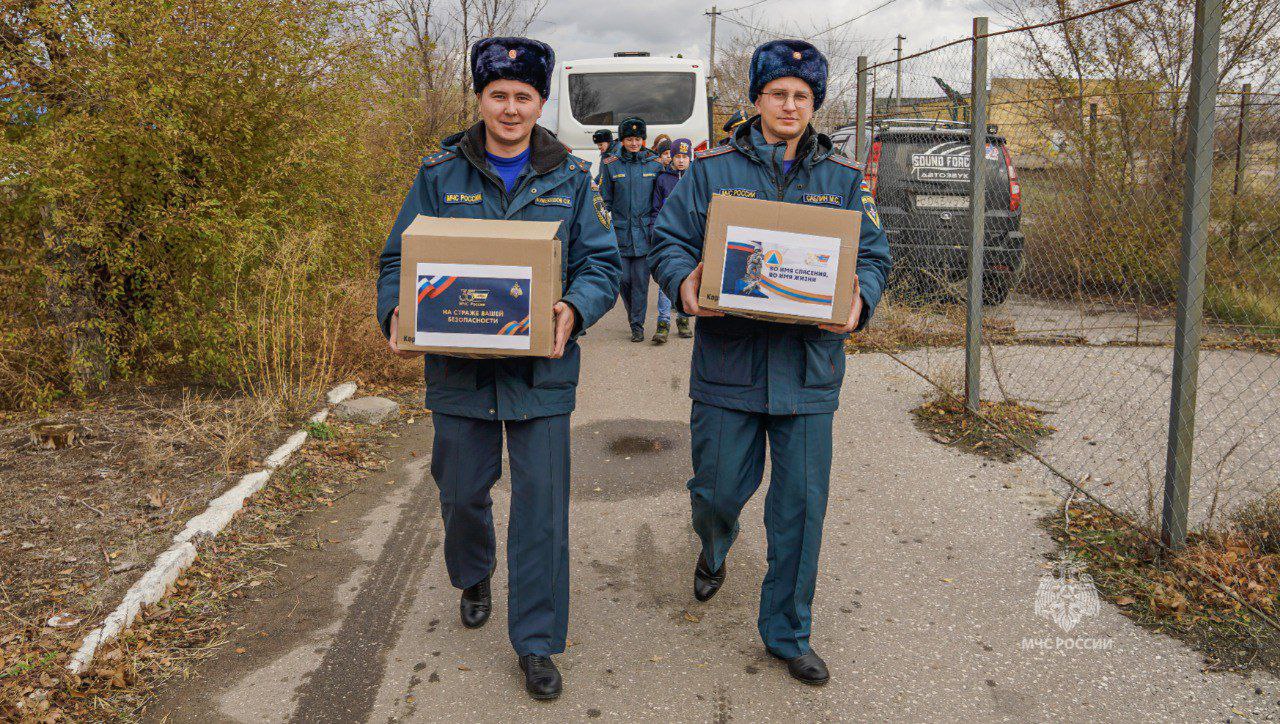 Сотрудники МЧС России оказали волонтерскую помощь приюту для животных Сотрудники МЧС России оказали волонтерскую помощь приюту для животных