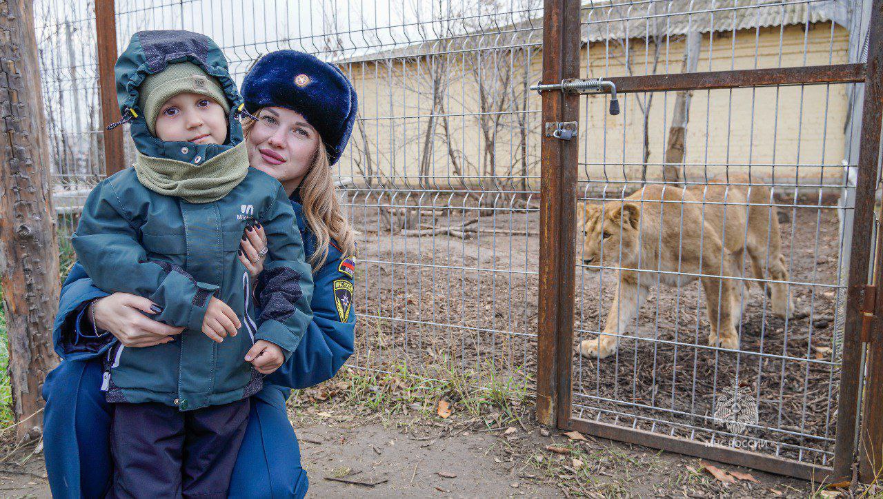 Сотрудники МЧС России оказали волонтерскую помощь приюту для животных Сотрудники МЧС России оказали волонтерскую помощь приюту для животных