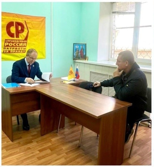 Депутат Волгоградской областной Думы, руководитель фракции "Справедливая Россия" Дмитрий Калашников провел еженедельный личный приём жителей Красноармейского района Волгограда Депутат Волгоградской областной Думы, руководитель фракции "Справедливая Россия" Дмитрий Калашников провел еженедельный личный приём жителей Красноармейского района Волгограда