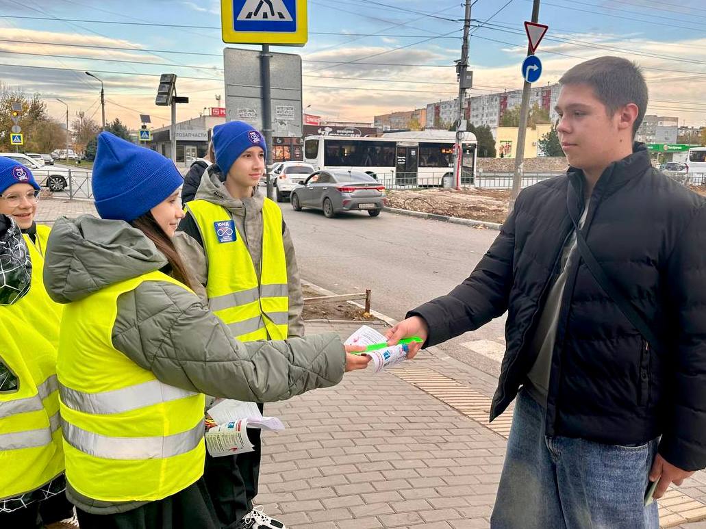 В Волжском прошла профилактическая акция "Засветись!" В Волжском прошла профилактическая акция "Засветись!"