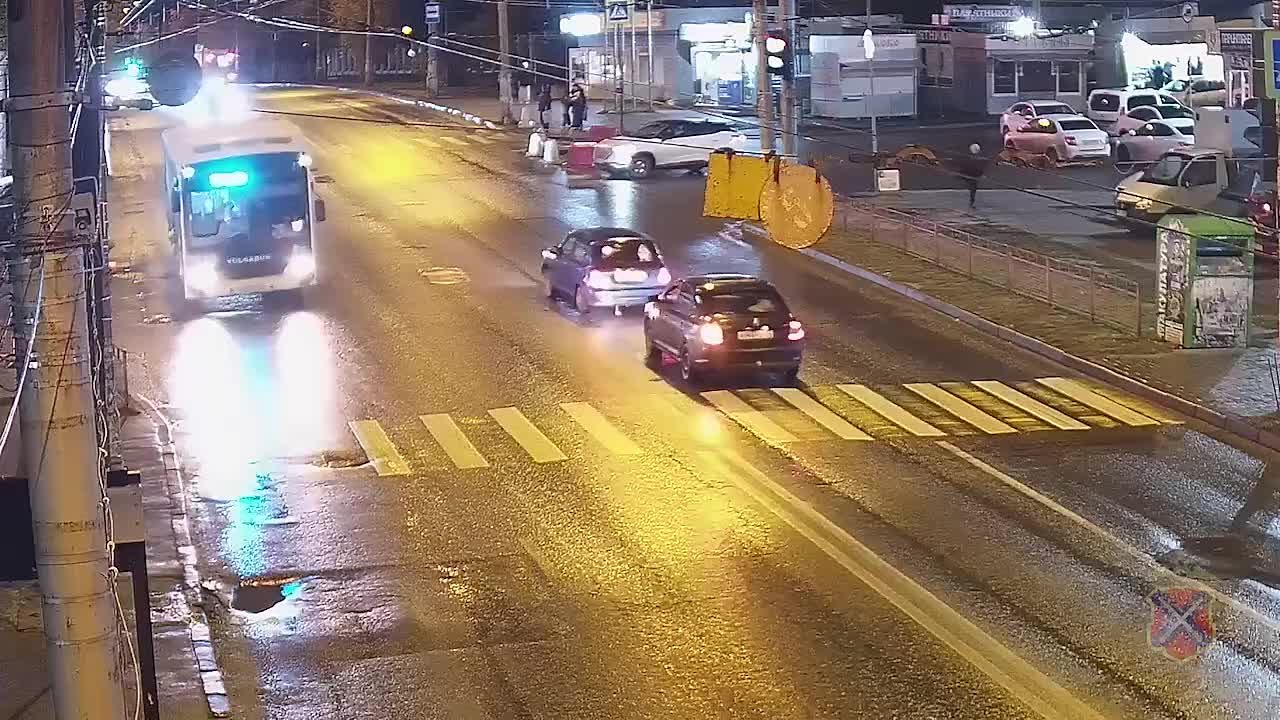 Видео: две иномарки столкнулись в Волгограде