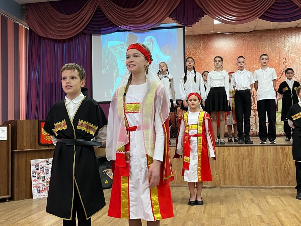 В волжской школе №12 прошел юбилейный, 15-й фестиваль «Возьмёмся за руки, друзья!»