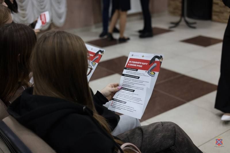 Волгоградские полицейские встретились со студентами колледжа