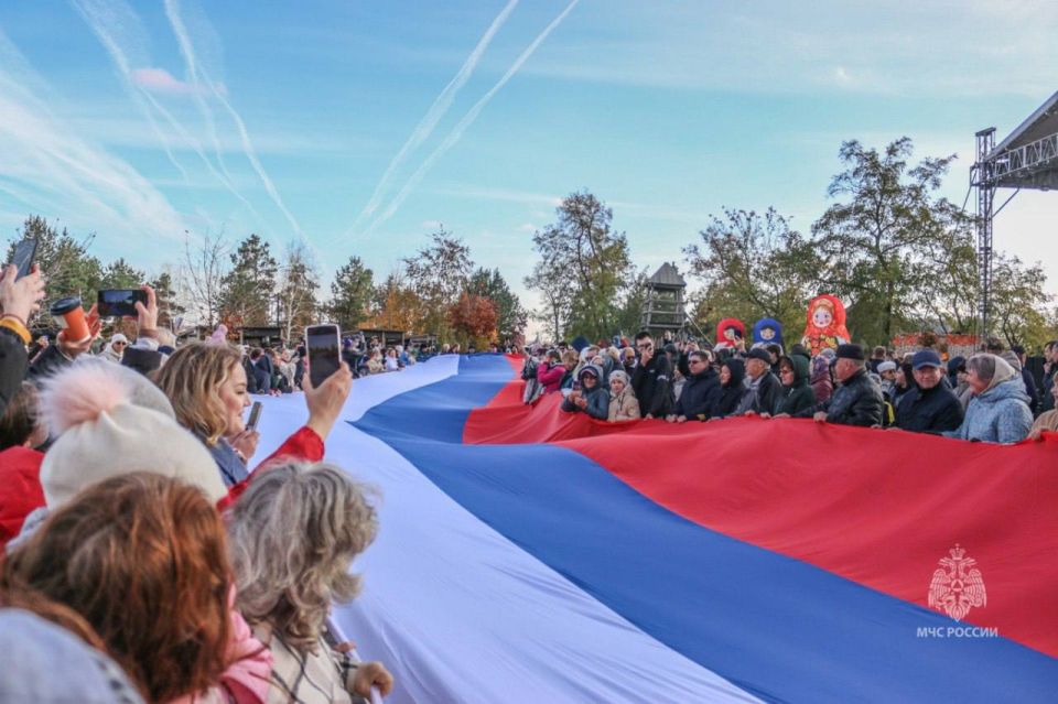 Сотрудники МЧС России присоединились к патриотическому флешмобу Сотрудники МЧС России присоединились к патриотическому флешмобу