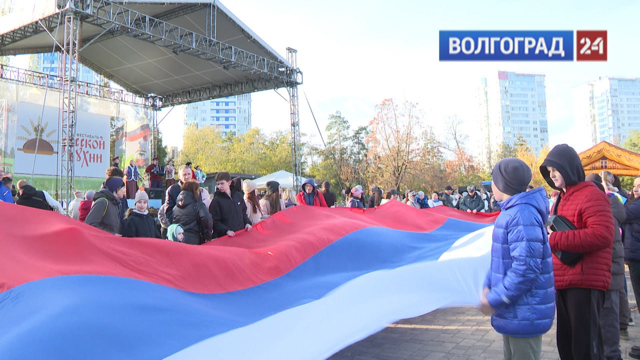 100-метровый флаг России развернули в ЦПКиО Волгограда 100-метровый флаг России развернули в ЦПКиО Волгограда