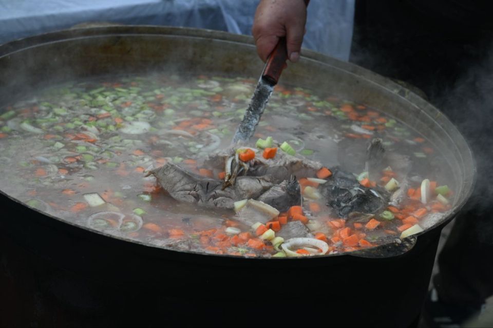 Волгоградцев в День народного единства накормили ухой и кашей в ЦПКиО Волгоградцев в День народного единства накормили ухой и кашей в ЦПКиО