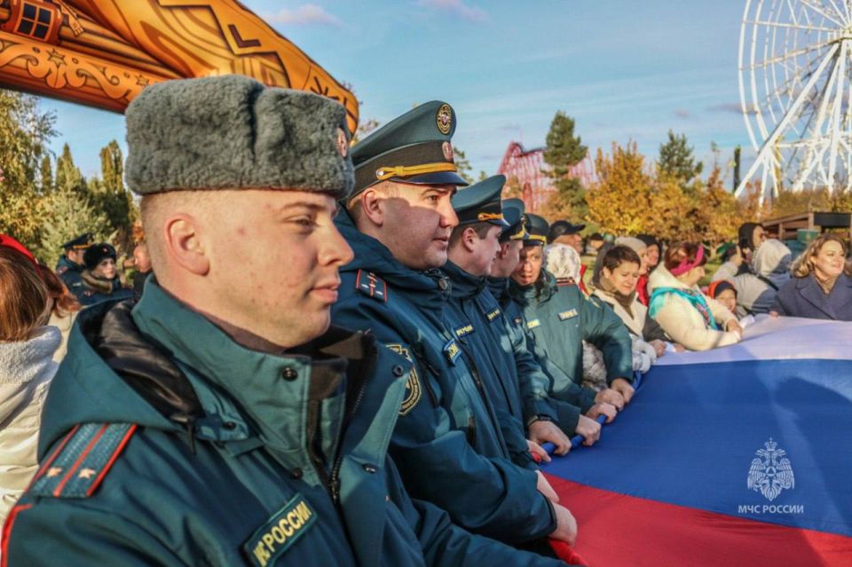 Сотрудники МЧС России присоединились к патриотическому флешмобу Сотрудники МЧС России присоединились к патриотическому флешмобу