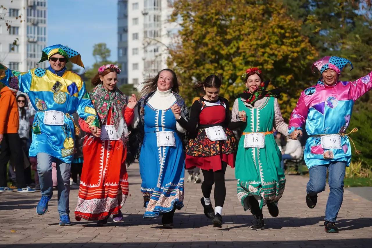 Волгоградцы пробежали в русских народных костюмах по ЦПКиО