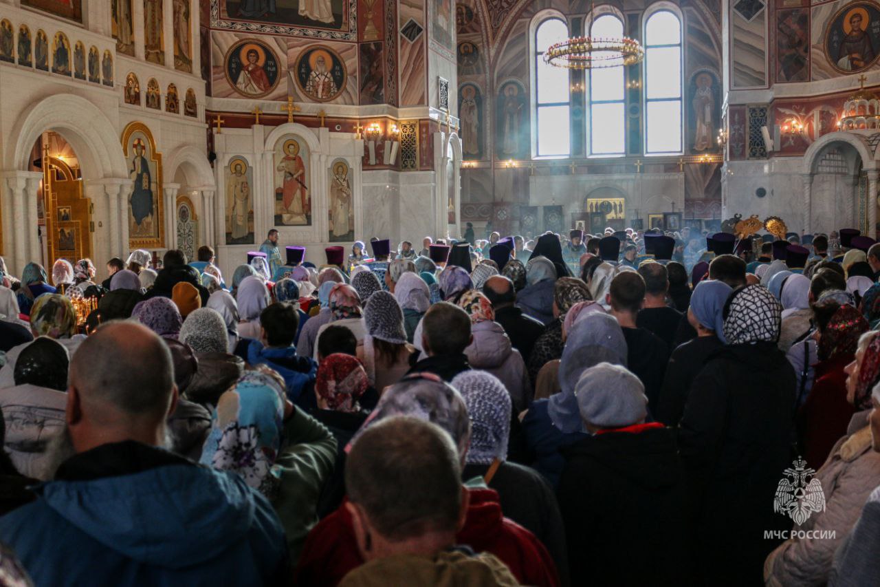 Сотрудники МЧС России приняли участие в Божественной литургии