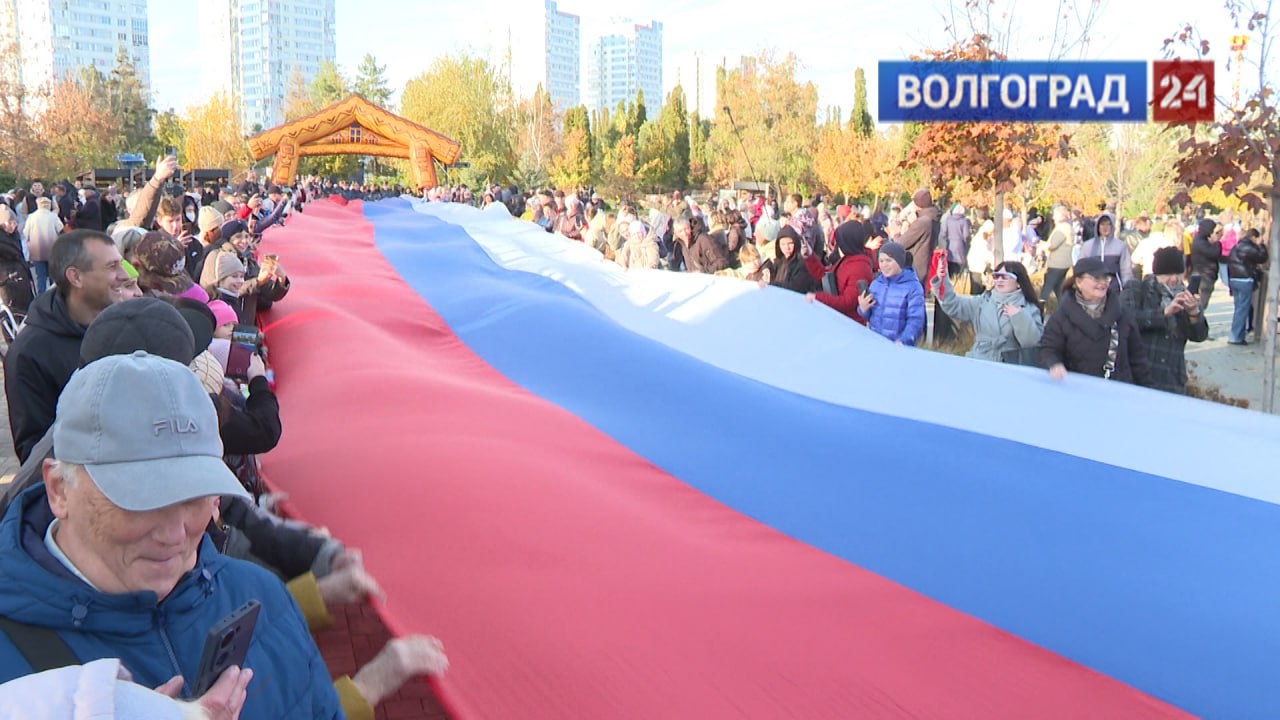 100-метровый флаг России развернули в ЦПКиО Волгограда