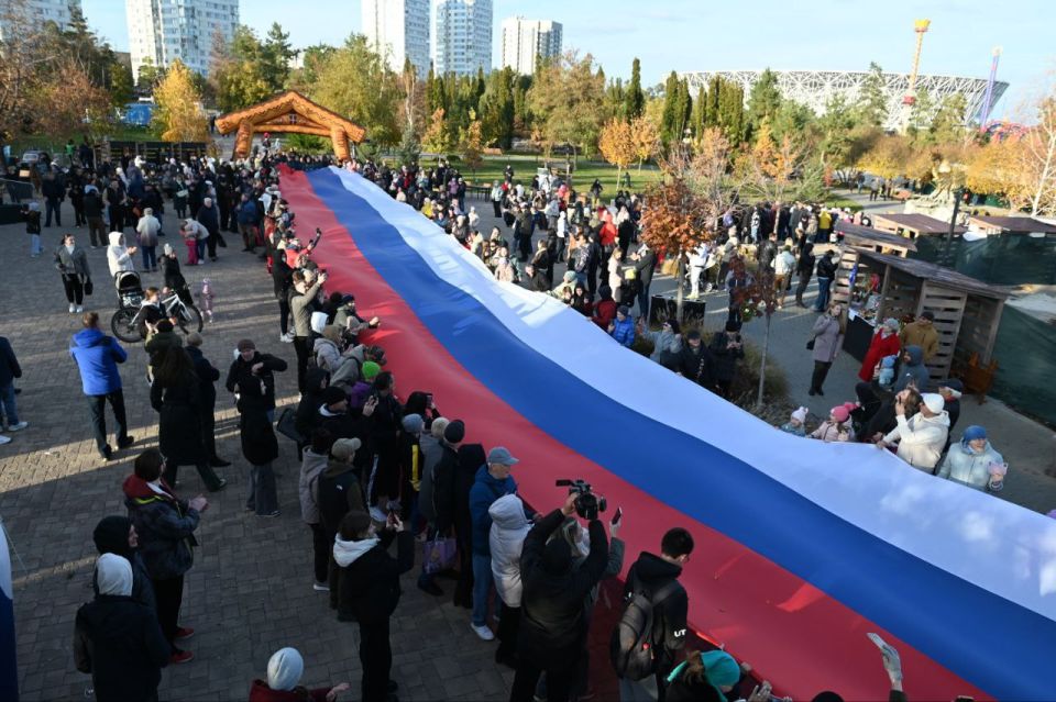 Волгоградцев в День народного единства накормили ухой и кашей в ЦПКиО Волгоградцев в День народного единства накормили ухой и кашей в ЦПКиО