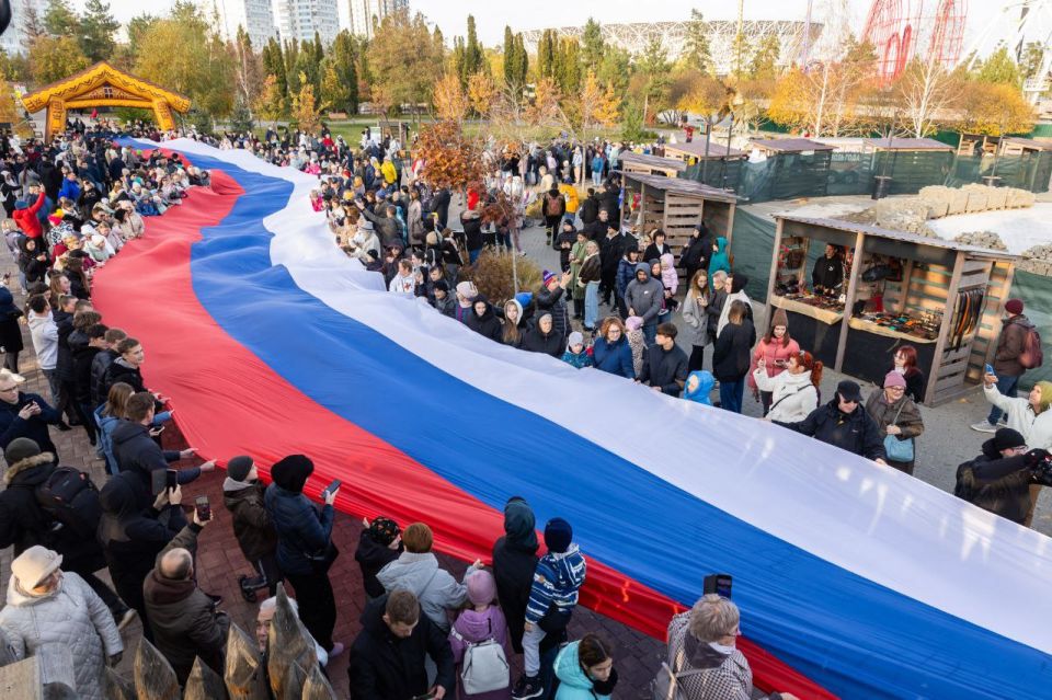 Гигантский триколор развернули в Волгограде в День народного единства