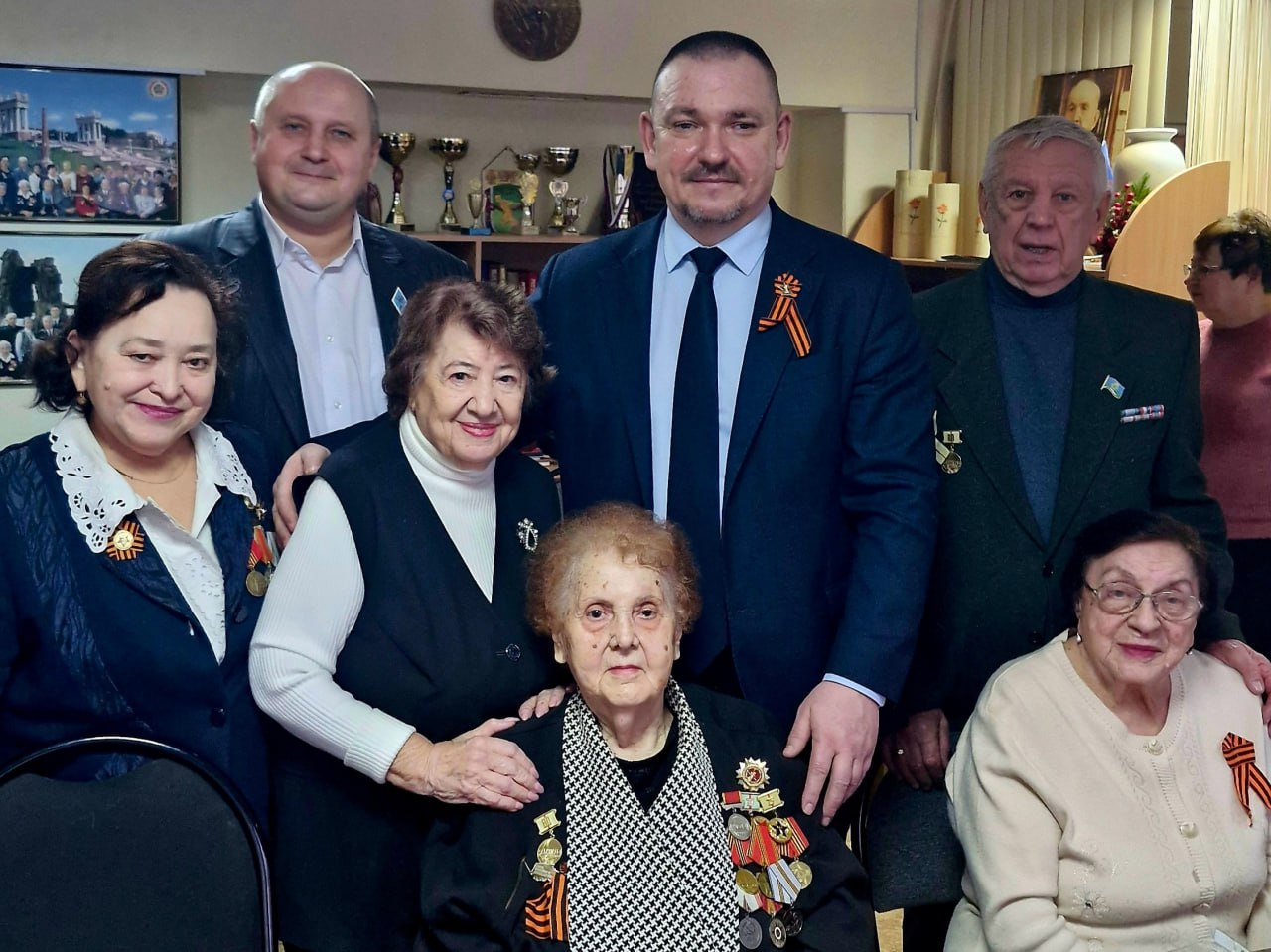 Сегодня депутат Алексей Васютенко отмечает свой день рождения, который совпадает с Днём народного единства – символично для человека, искренне любящего свою страну Сегодня депутат Алексей Васютенко отмечает свой день рождения, который совпадает с Днём народного единства – символично для человека, искренне любящего свою страну