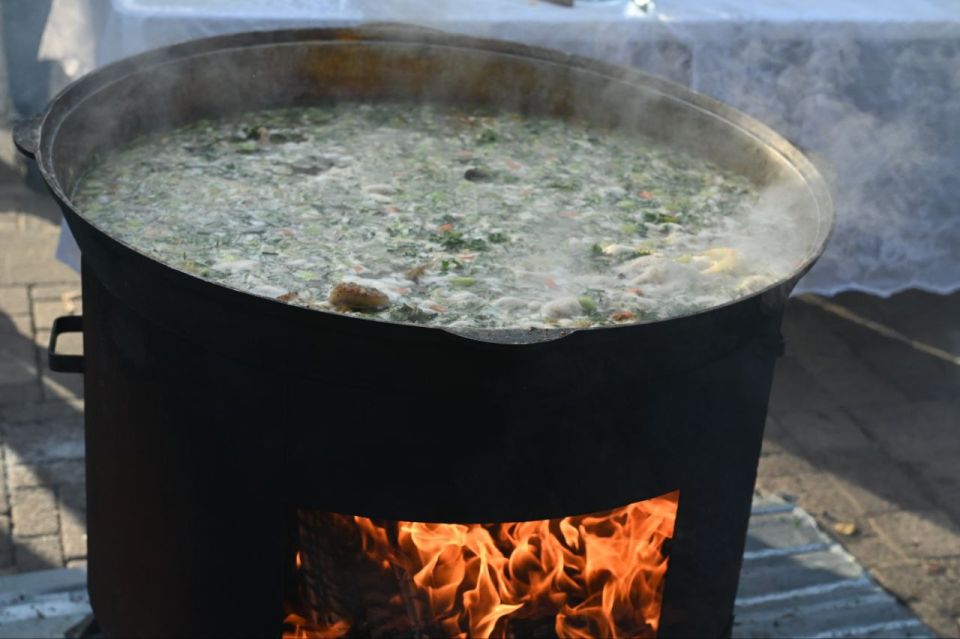 Волгоградцев в День народного единства накормили ухой и кашей в ЦПКиО Волгоградцев в День народного единства накормили ухой и кашей в ЦПКиО