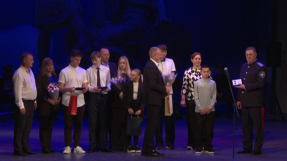 Троих школьников наградили в Волгограде за проявленное мужество