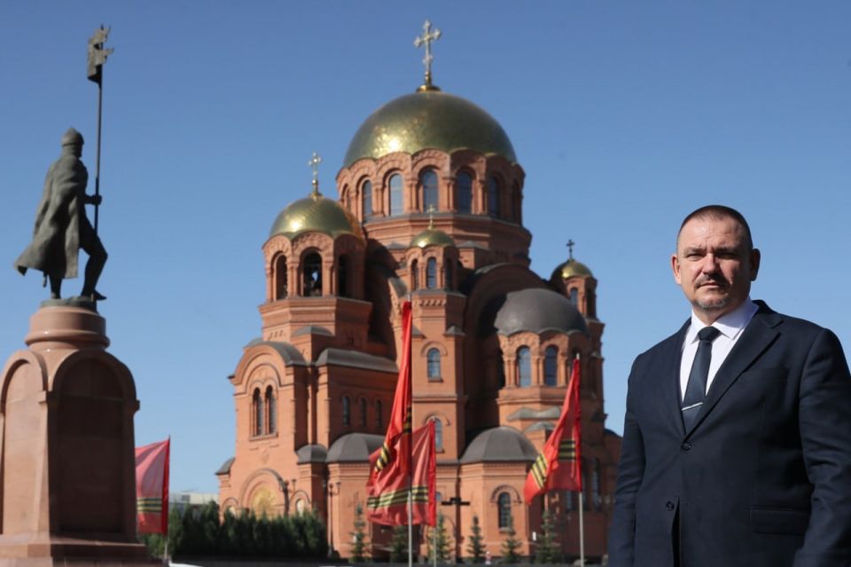 Сегодня депутат Алексей Васютенко отмечает свой день рождения, который совпадает с Днём народного единства – символично для человека, искренне любящего свою страну