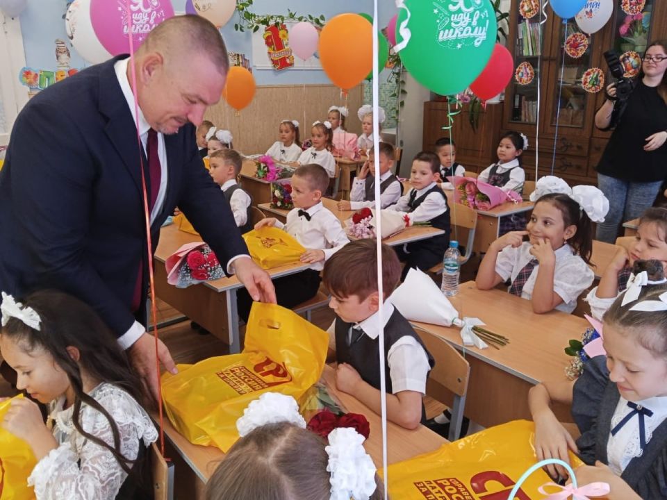 Сегодня депутат Алексей Васютенко отмечает свой день рождения, который совпадает с Днём народного единства – символично для человека, искренне любящего свою страну Сегодня депутат Алексей Васютенко отмечает свой день рождения, который совпадает с Днём народного единства – символично для человека, искренне любящего свою страну