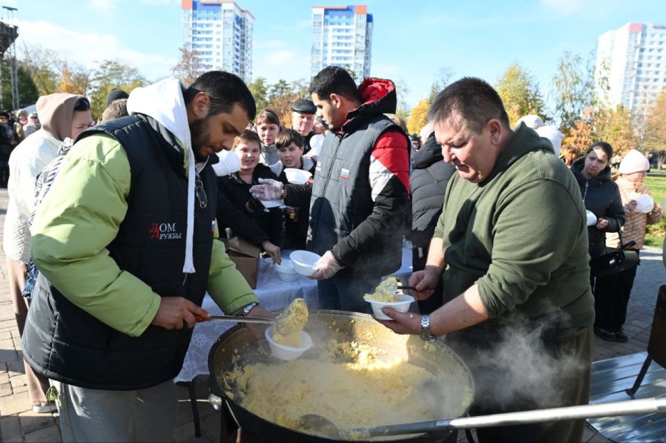 Волгоградцев в День народного единства накормили ухой и кашей в ЦПКиО Волгоградцев в День народного единства накормили ухой и кашей в ЦПКиО