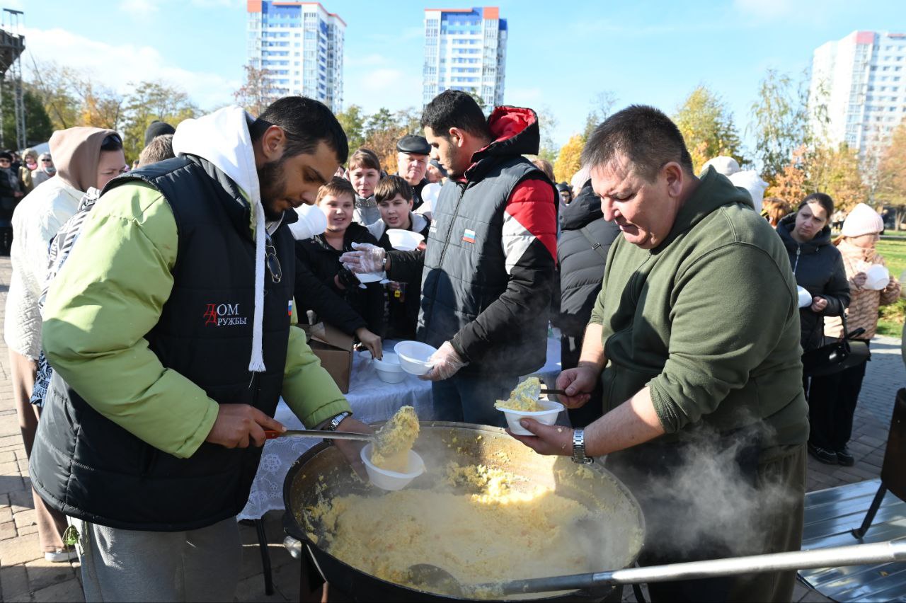 Волгоградцев в День народного единства накормили ухой и кашей в ЦПКиО Волгоградцев в День народного единства накормили ухой и кашей в ЦПКиО