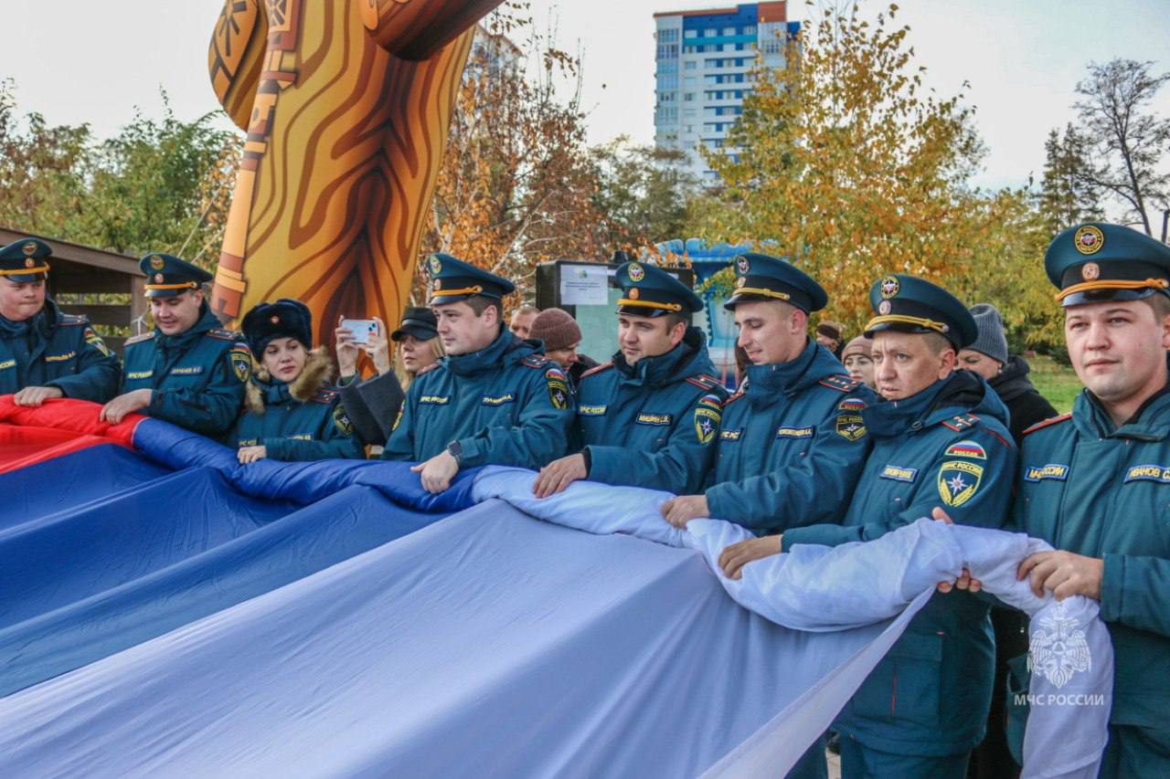 Сотрудники МЧС России присоединились к патриотическому флешмобу Сотрудники МЧС России присоединились к патриотическому флешмобу