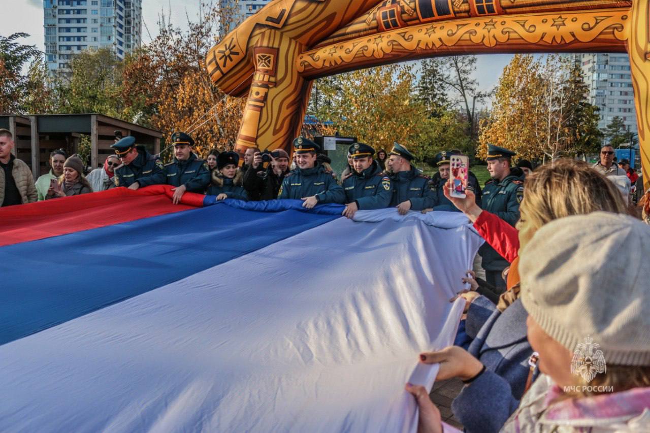 Сотрудники МЧС России присоединились к патриотическому флешмобу