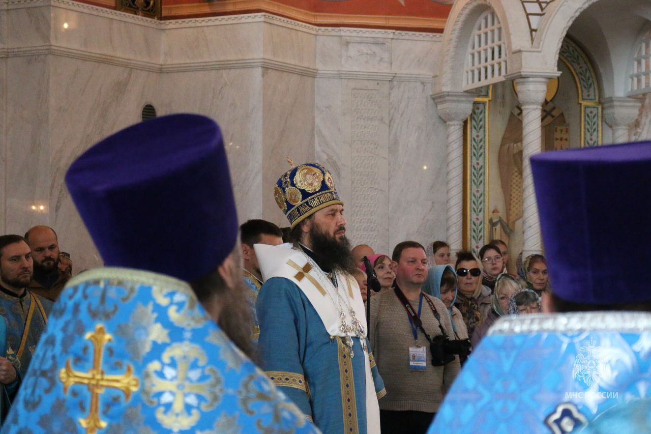 Сотрудники МЧС России приняли участие в Божественной литургии Сотрудники МЧС России приняли участие в Божественной литургии