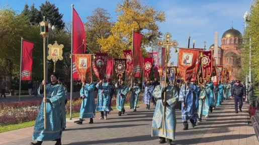 В День народного единства у фонтана «Искусство» на верхней террасе Центральной набережной прошёл митинг, участие в котором приняли представители власти, общественных и религиозных организаций, национальных общин, казачьих...