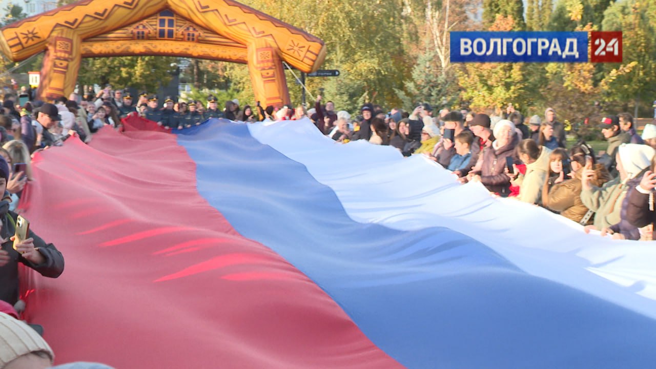100-метровый флаг России развернули в ЦПКиО Волгограда 100-метровый флаг России развернули в ЦПКиО Волгограда